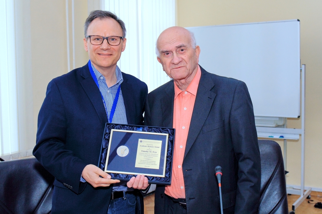 Иллюстрация к новости: Научный руководитель МЦИИР ИАПР Тимоти Фрай получил медаль от ВШЭ